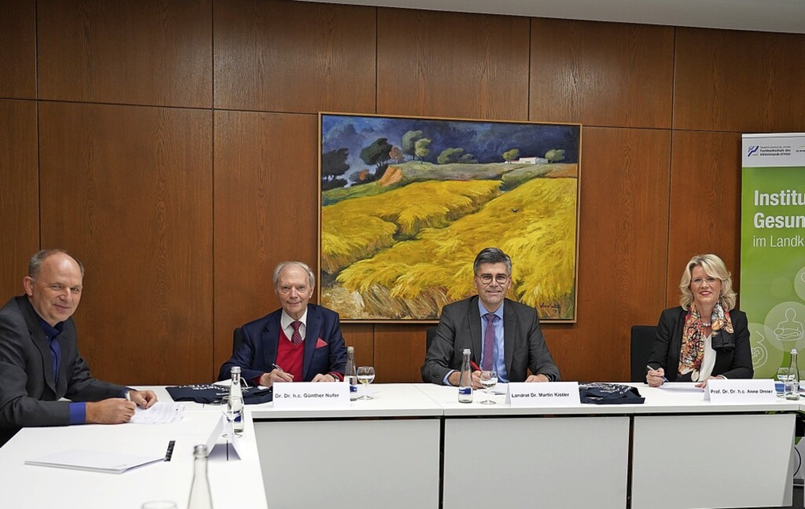 Hans-Peter Schlaudt (Klinikum Hochrhein, von links), Günther Nufer, Landrat Martin Kistler und Anne Dreier (Fachhochschule des Mittelstandes) bei der Gründung des Instituts für Gesundheit 2021