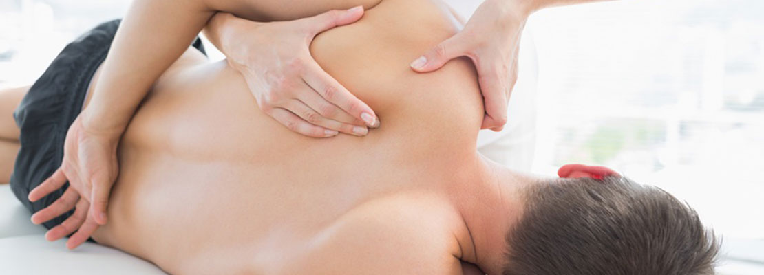 Massage/Anwendung an der Schulter